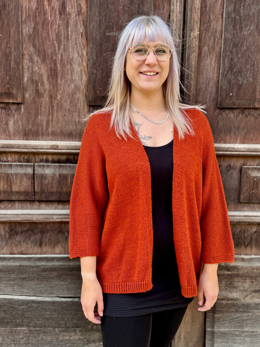 Lockere Strick-Cardigan in Rostrot – Offene Front