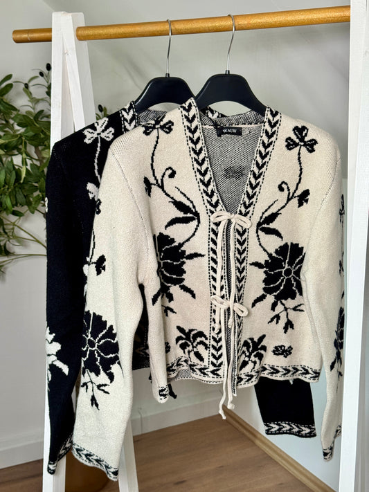 Strickjacke mit Blumenmuster & Bindeband – Schwarz oder Beige