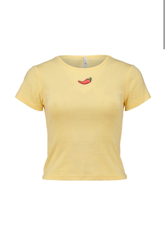 Hailys Cropped T-Shirt Damen – Butter Yellow mit Chili-Motiv