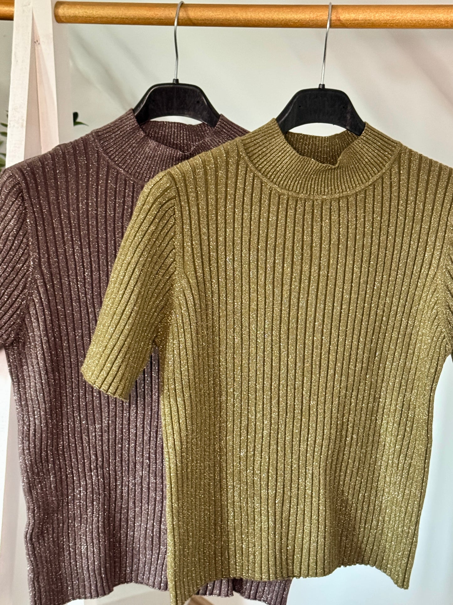 Glitzer-Rippstrick-Shirt mit Stehkragen – Kurzarm – In Braun oder Olivgrün