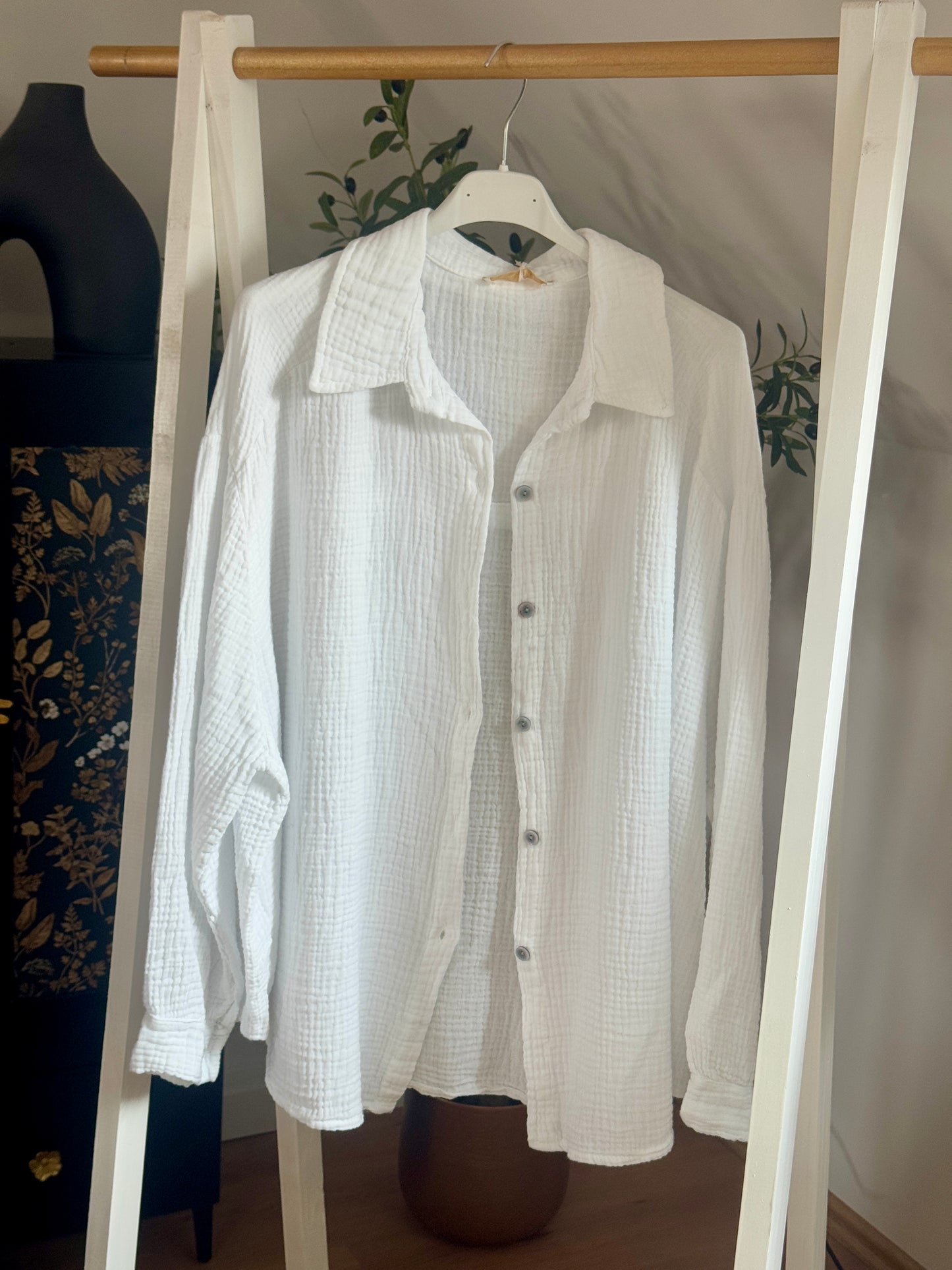 Kurze Musselinbluse in Weiß
