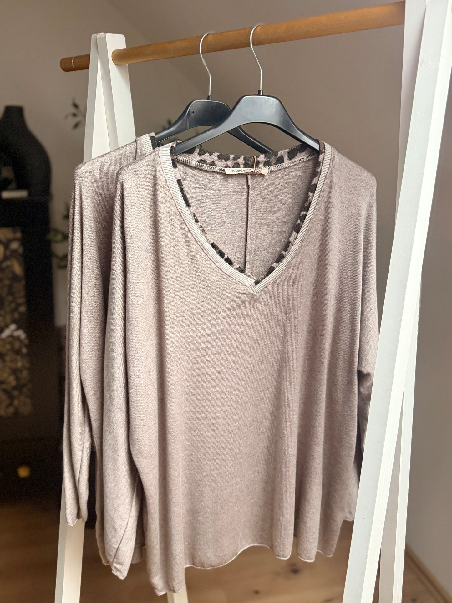 Weiches V-Neck Shirt mit Leo-Detail – Made in Italy | Lässiger Schnitt