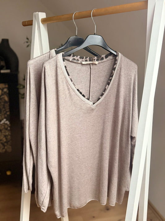 Weiches V-Neck Shirt mit Leo-Detail – Made in Italy | Lässiger Schnitt