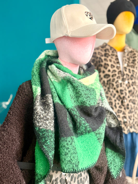 Kuschelschal „Emerald Nights“ – Dreieckstuch in Grün-Schwarz-Weiß