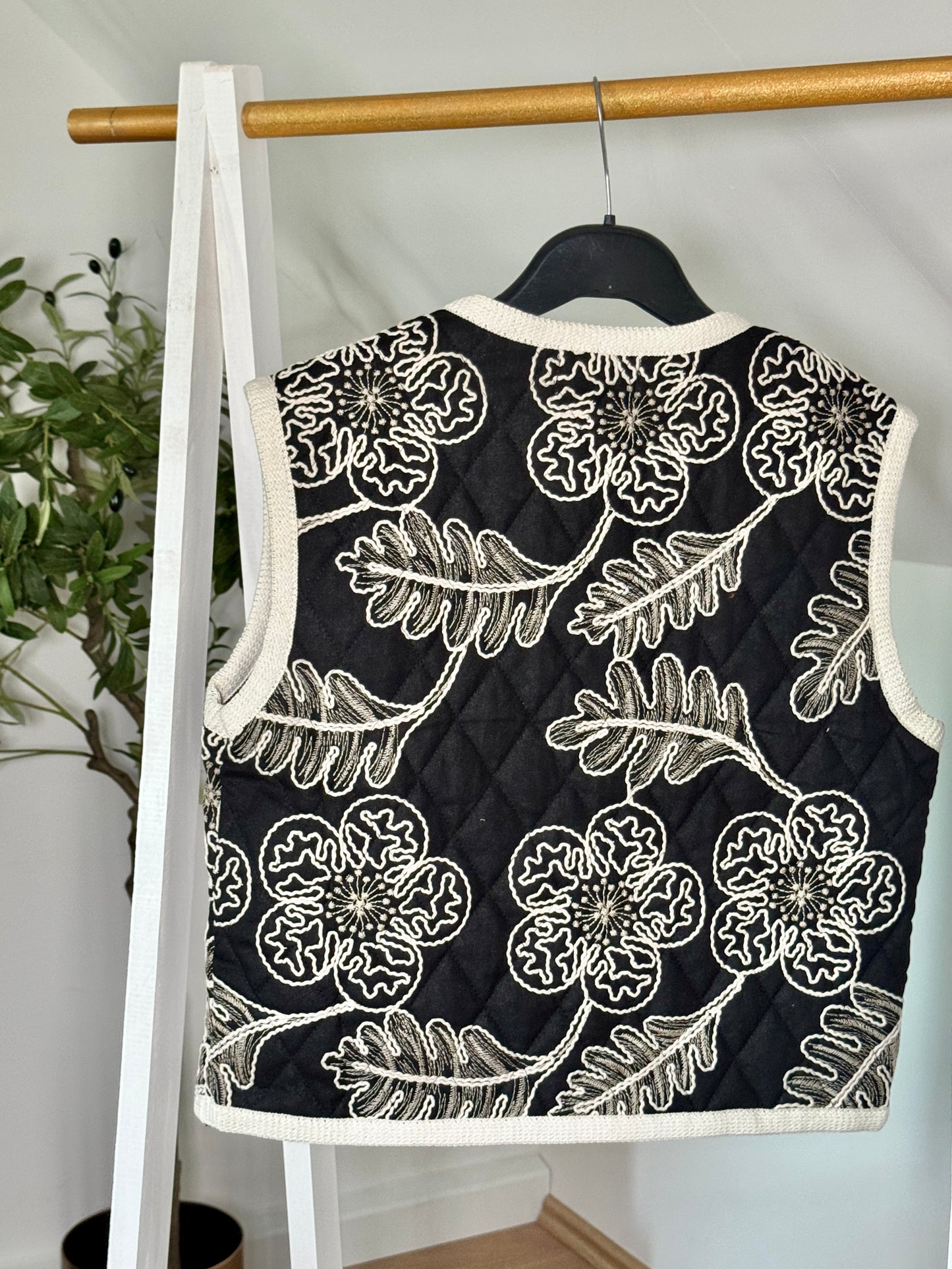 Gestepptes Weste mit Blumenstickerei – Schwarz/Beige