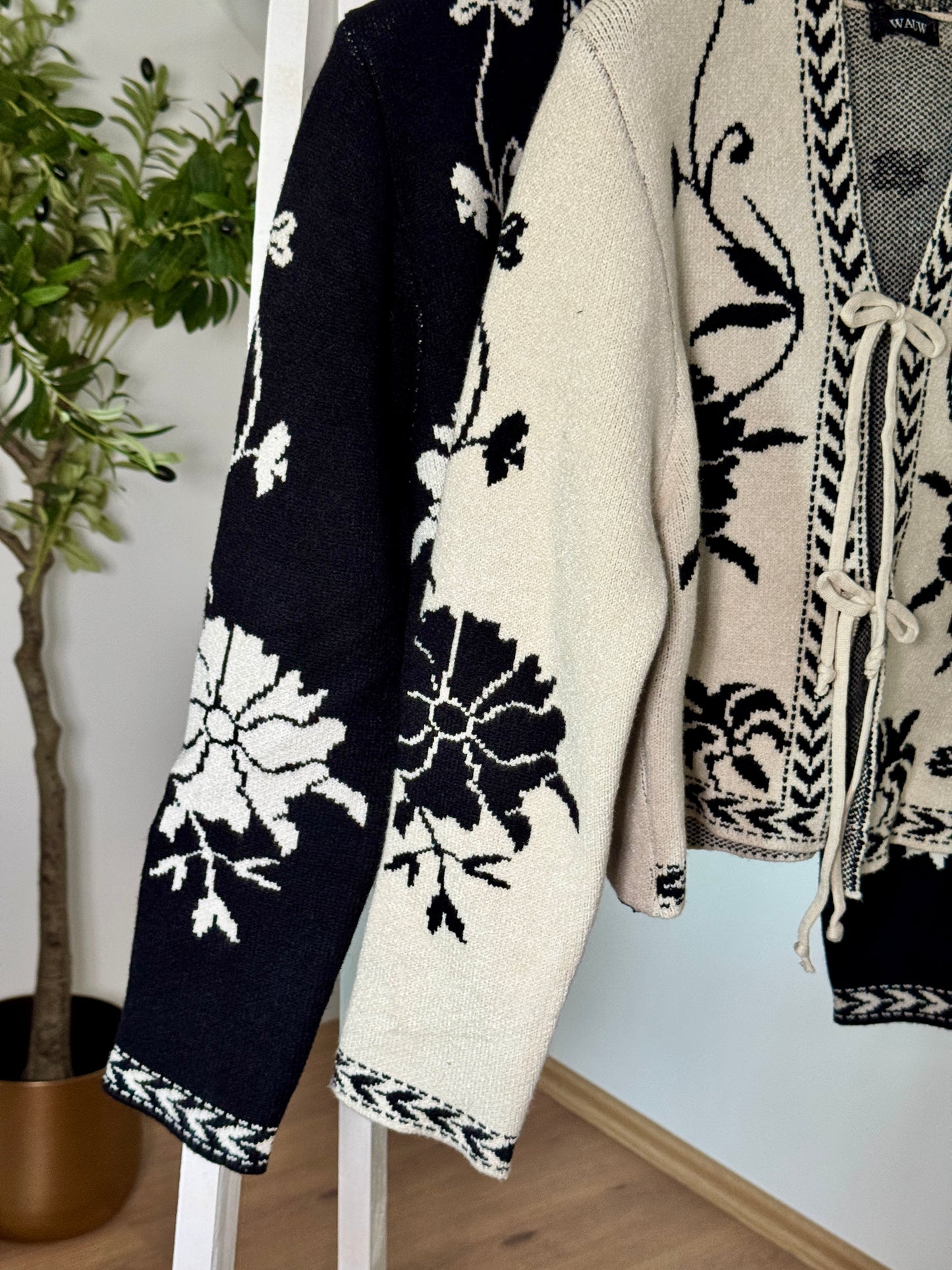 Strickjacke mit Blumenmuster & Bindeband – Schwarz oder Beige