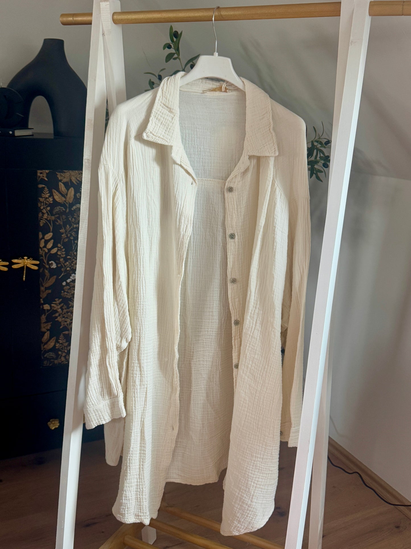 SOFT GLOW – Lange Musselinbluse mit Hemdkragen