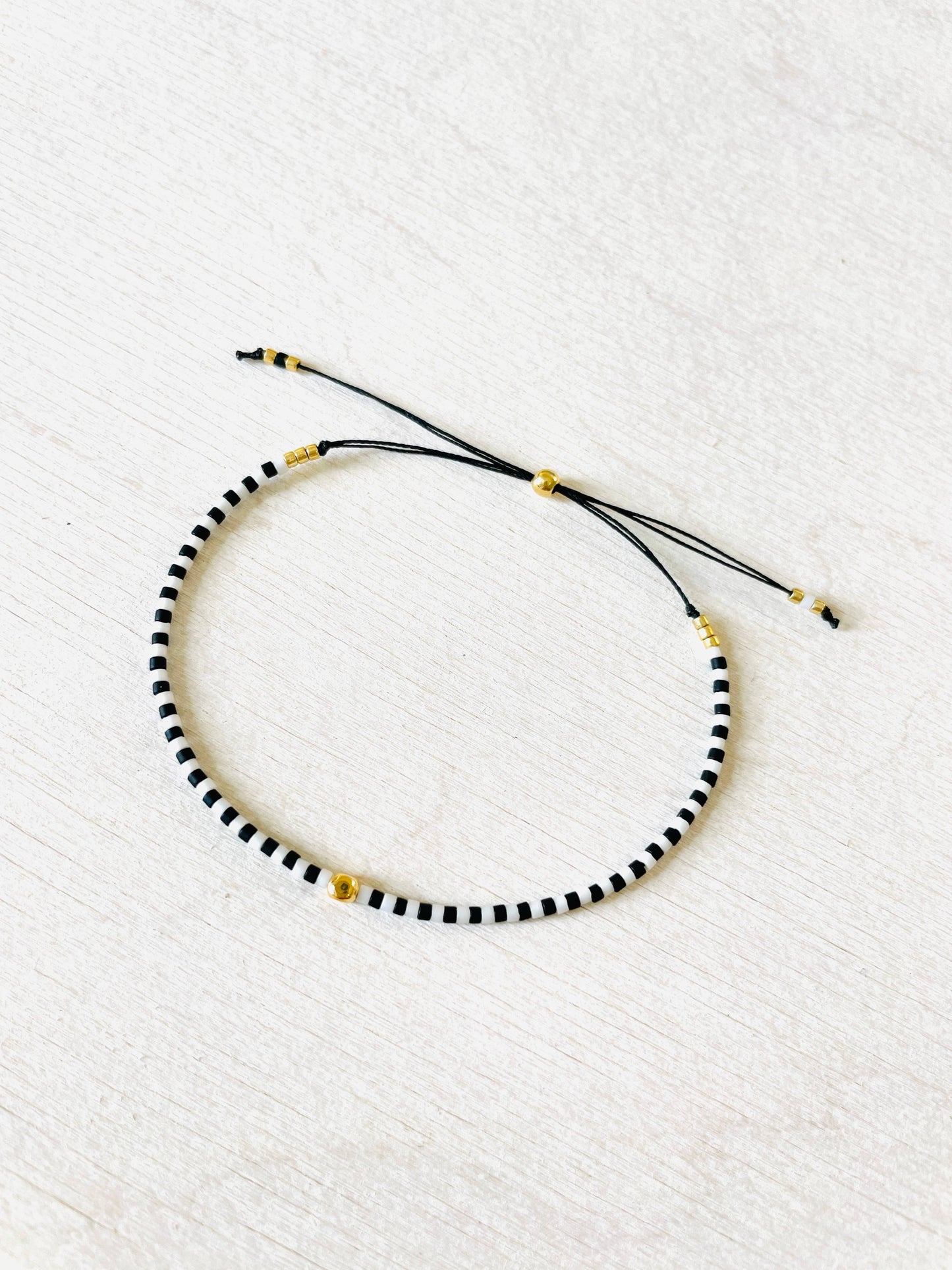 Verstellbares Miyuki-Perlenarmband aus Nylon mit Rocaille-Perlen