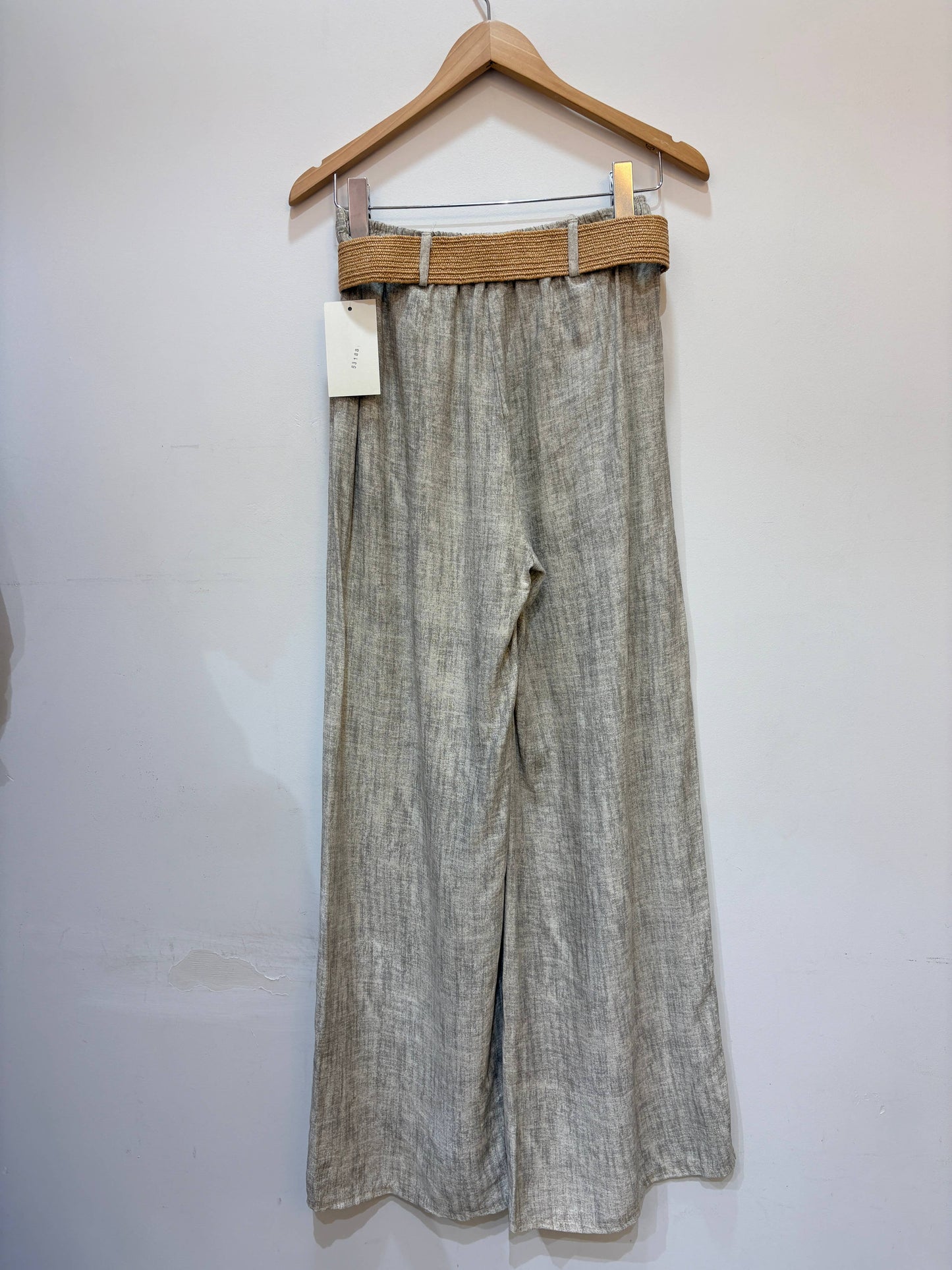 Weit geschnittene, fließende Hose mit elastischem Bund und Gürtel PPN2655