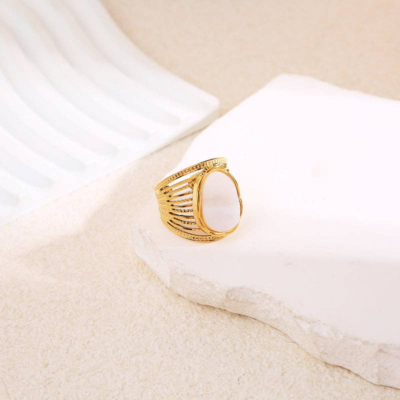 Mehrreihiger, eng anliegender Ring mit goldener Fassung und Stein: Bleu