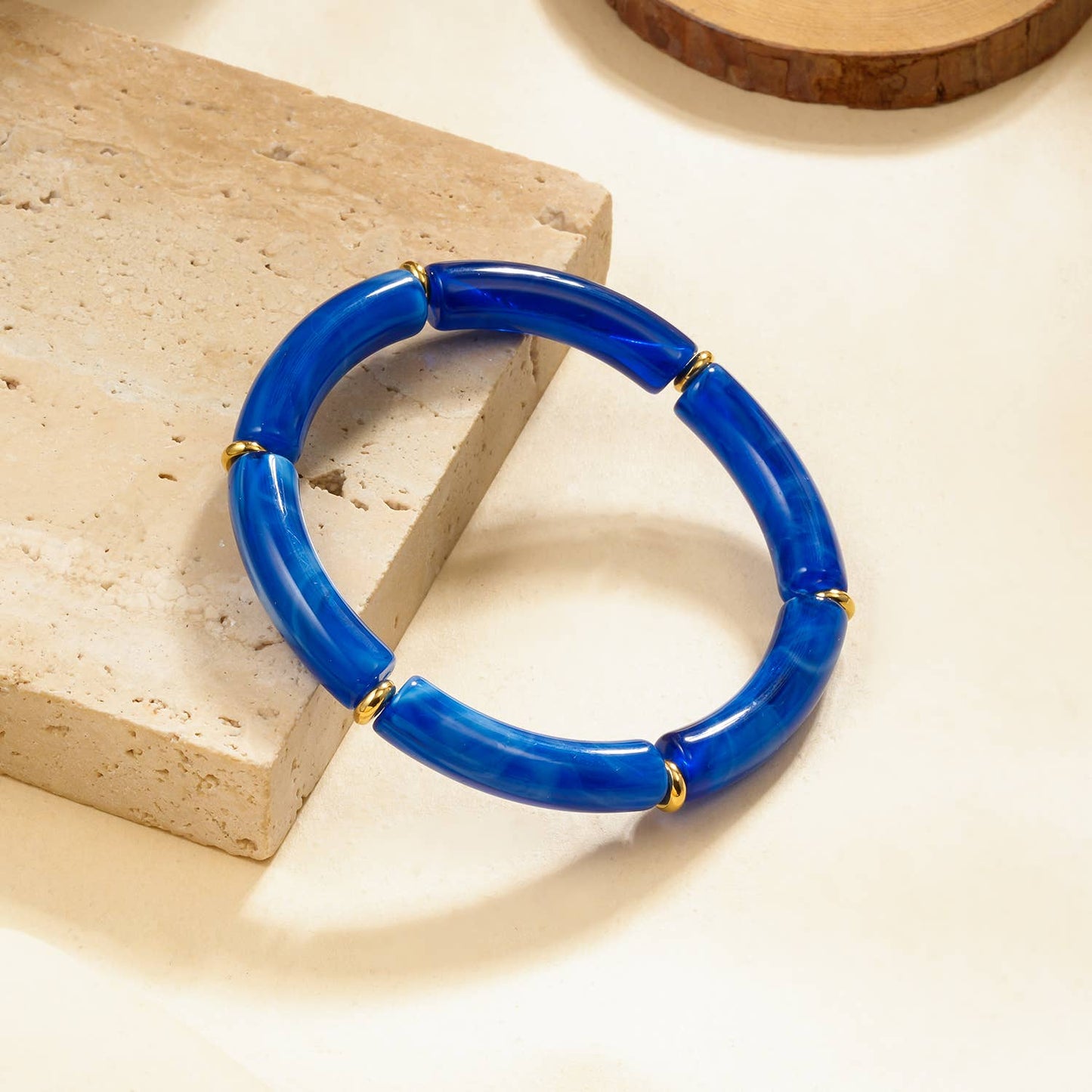Elastisches Armband mit Segmenten in marmorierter blauer Harzoptik