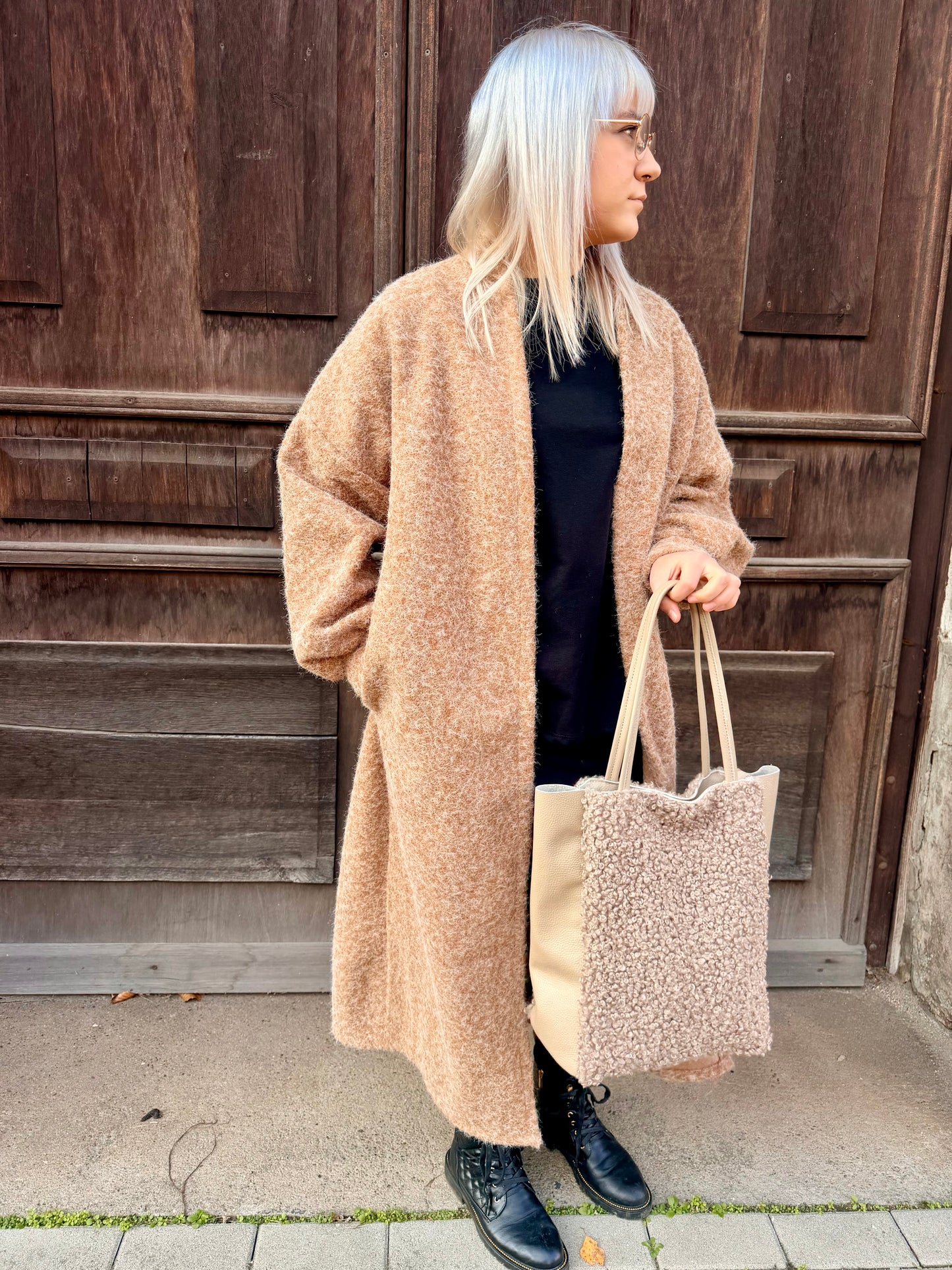 “Cozy Chic” – Oversized Mantel in Trendfarben | Damenmantel in Schwarz, Oliv & Camel