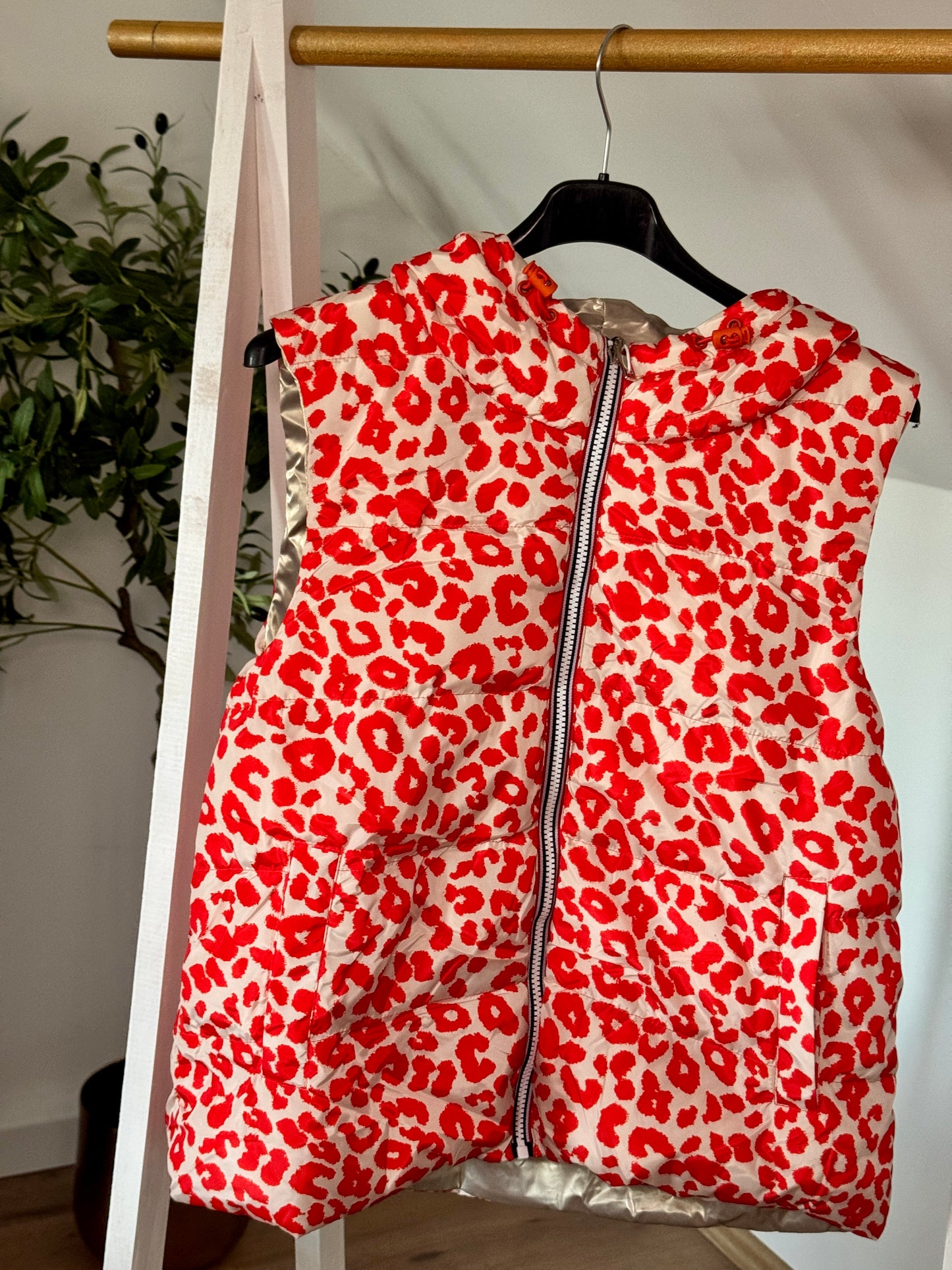 Weste mit rotem Leo-Print – Trendige Damen Weste mit Kapuze