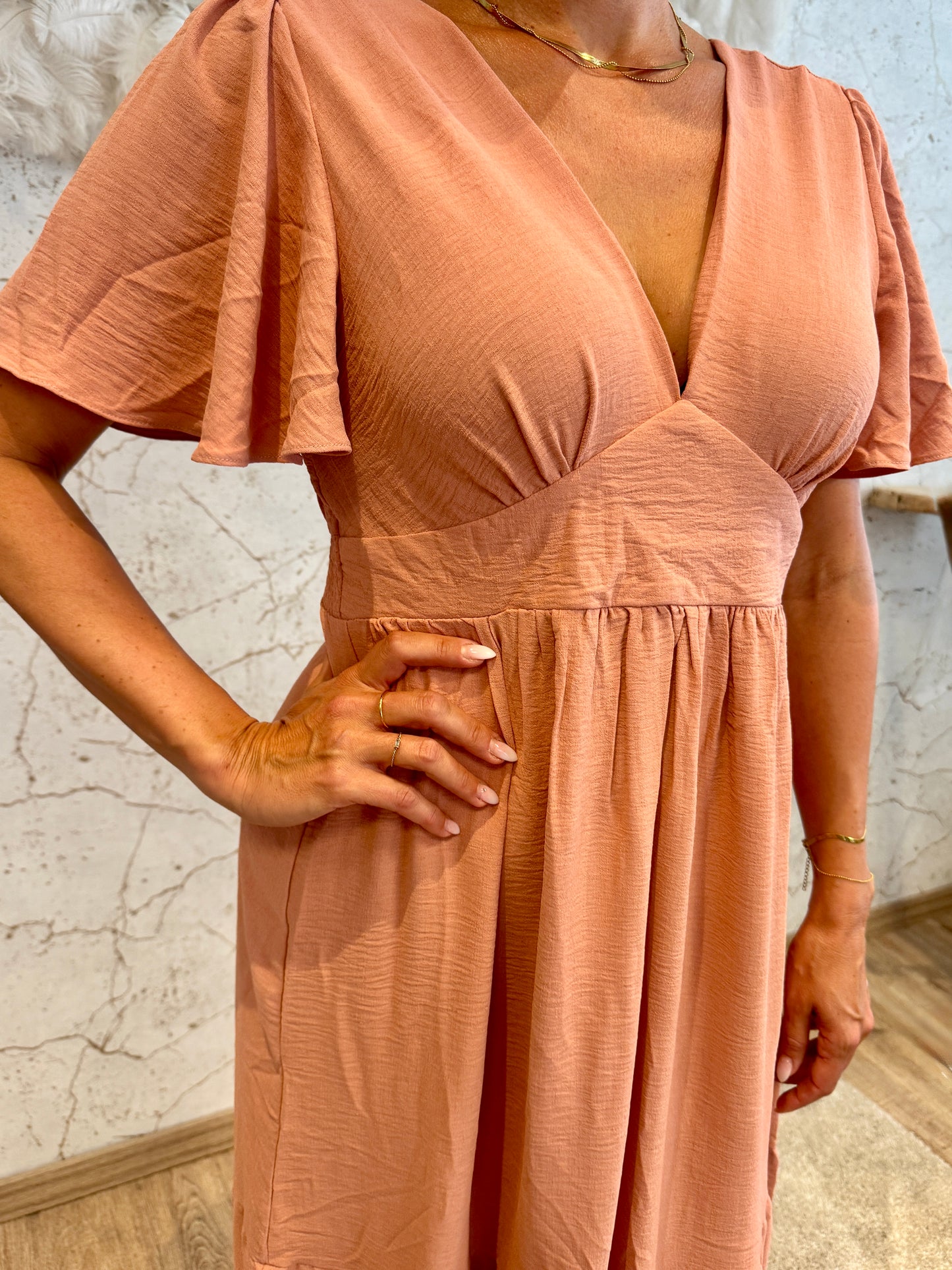 Boho Maxikleid mit V-Ausschnitt – fließendes Sommerkleid in Altrosa | Kurzarm & Stufendesign