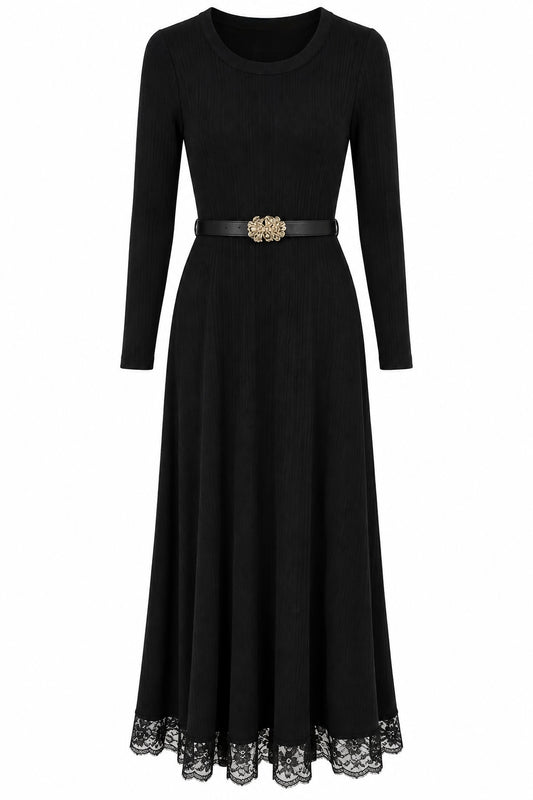 Langes Strickkleid mit Schmuckgürtel