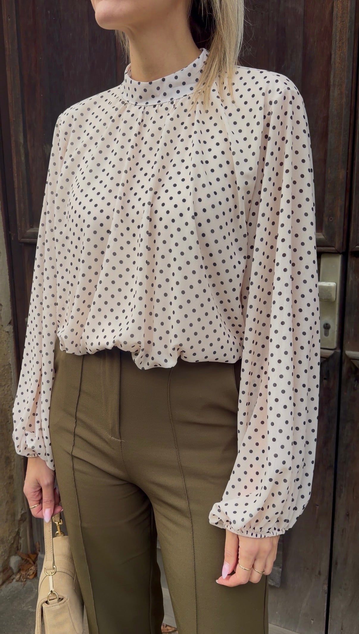 Elegante Polka-Dot Bluse mit Stehkragen – Luftig, feminin & figurumspielen