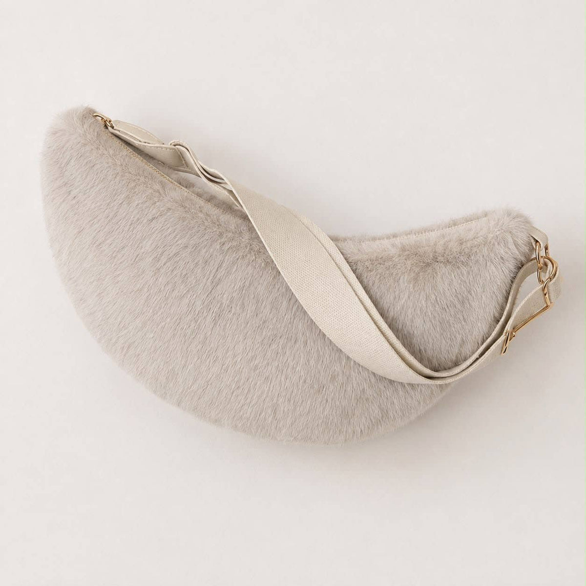 Flauschige Halbmondtasche | WAUW Fashion