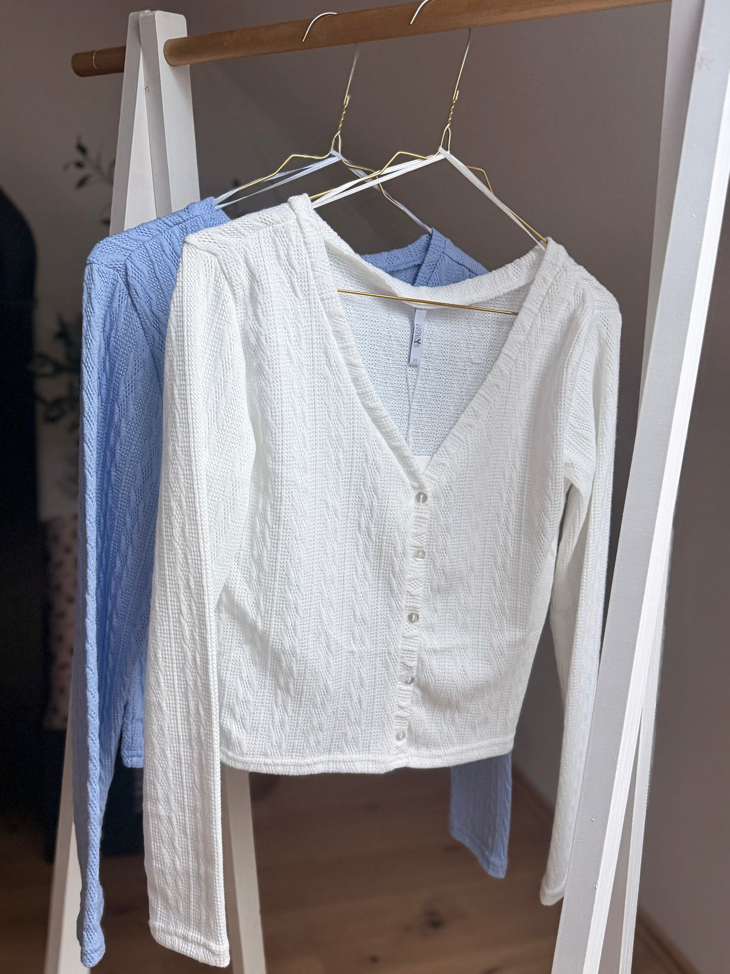 Kurze Strickjacke mit Zopfmuster & Knopfleiste – Damen Cardigan