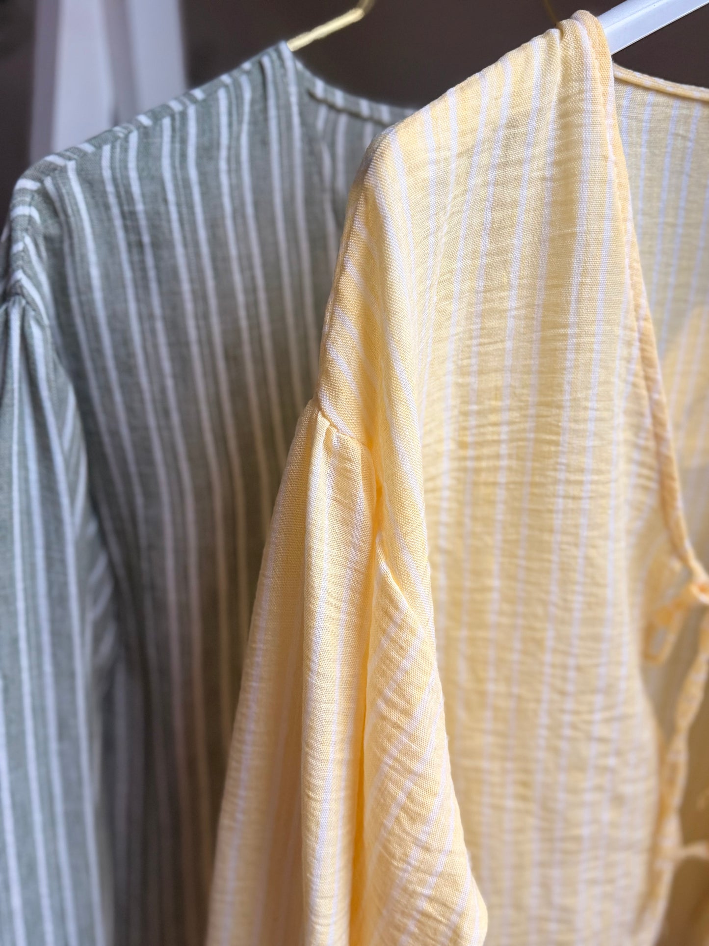 Leichte Bluse mit Bindebändern – Made in Italy | Gelb & Salbeigrün