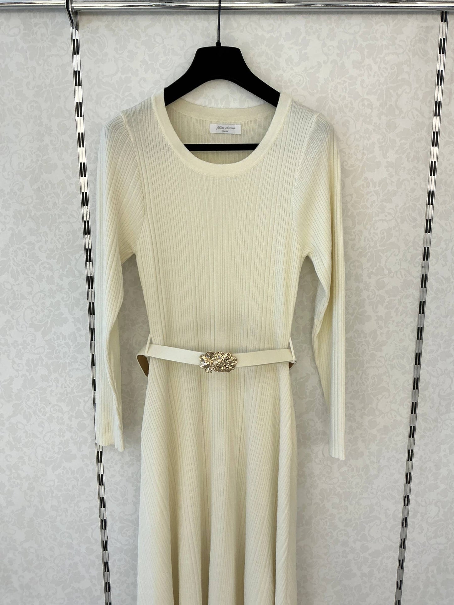 Langes Strickkleid mit Schmuckgürtel [10660]