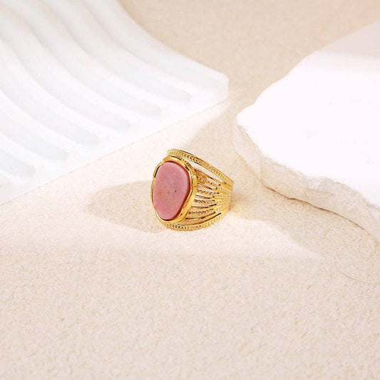 Mehrreihiger, eng anliegender Ring mit goldener Fassung und Stein: Rosa