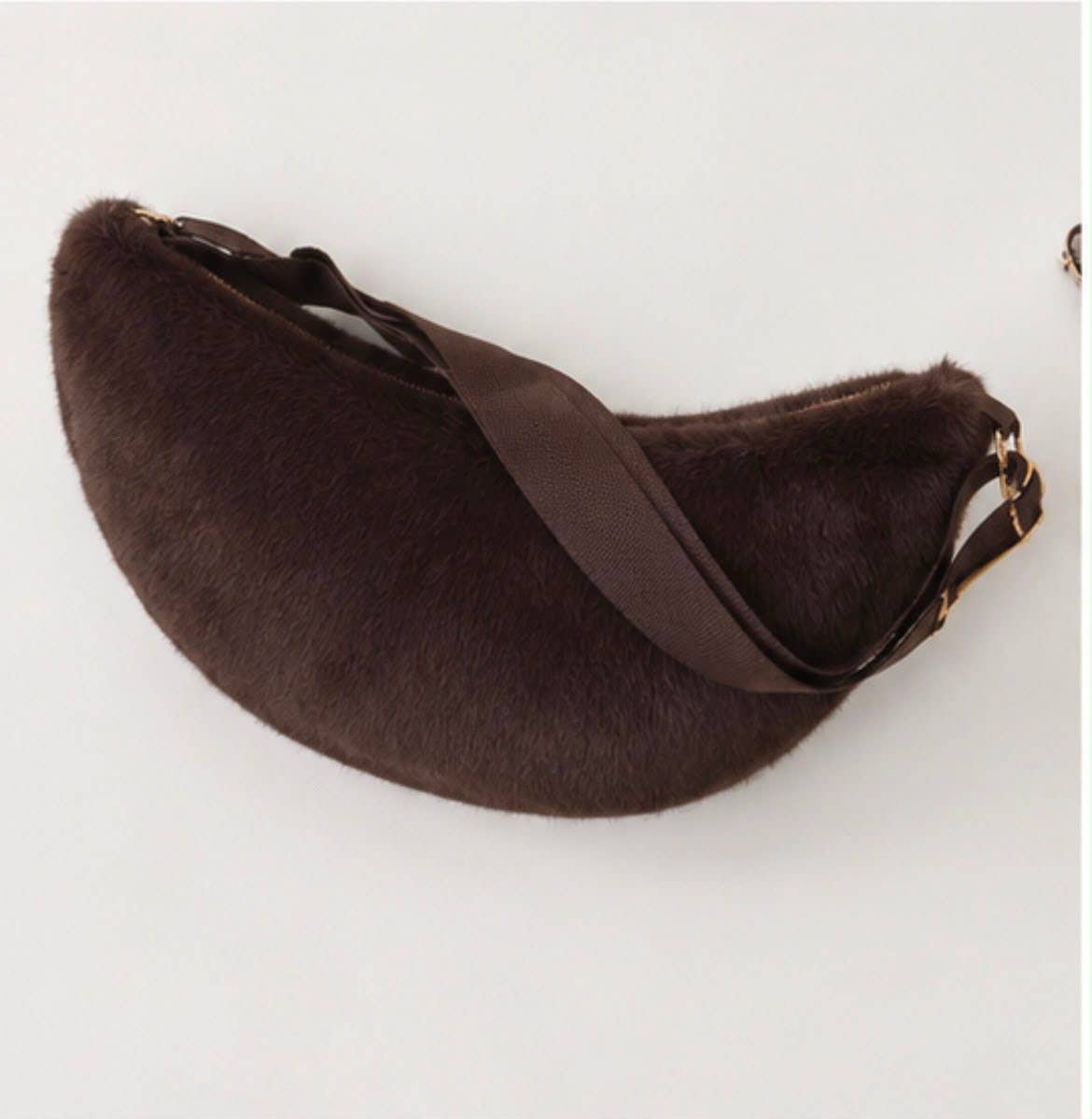Flauschige Halbmondtasche | WAUW Fashion