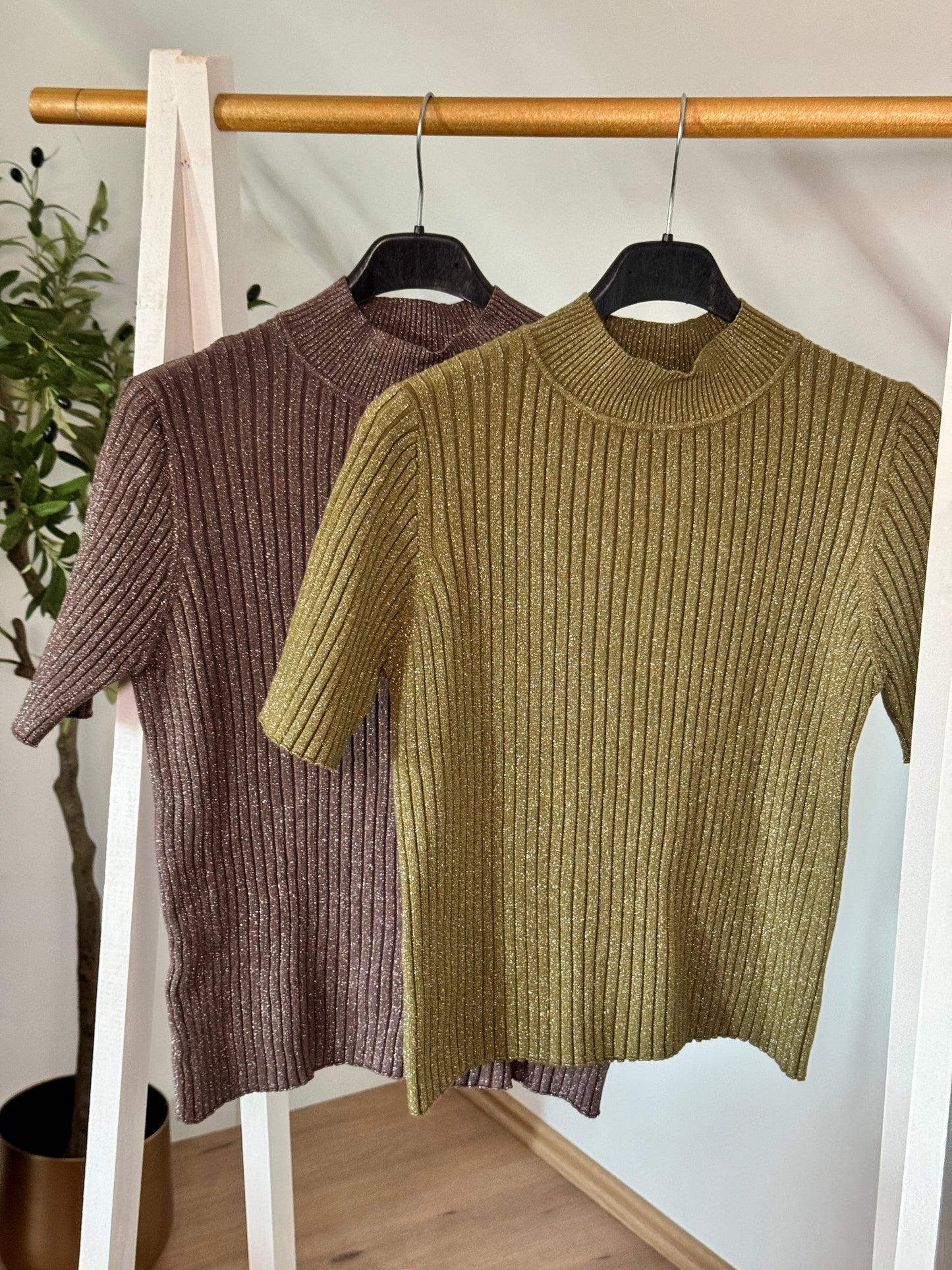 Glitzer-Rippstrick-Shirt mit Stehkragen – Kurzarm – In Braun oder Olivgrün