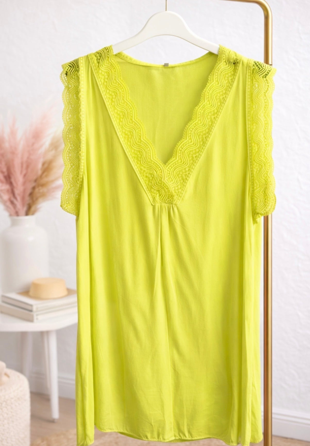Bluse „Lace Vibes“ – Sommer Top mit Spitzendetails & V-Ausschnitt (Pink & Neon Lime)