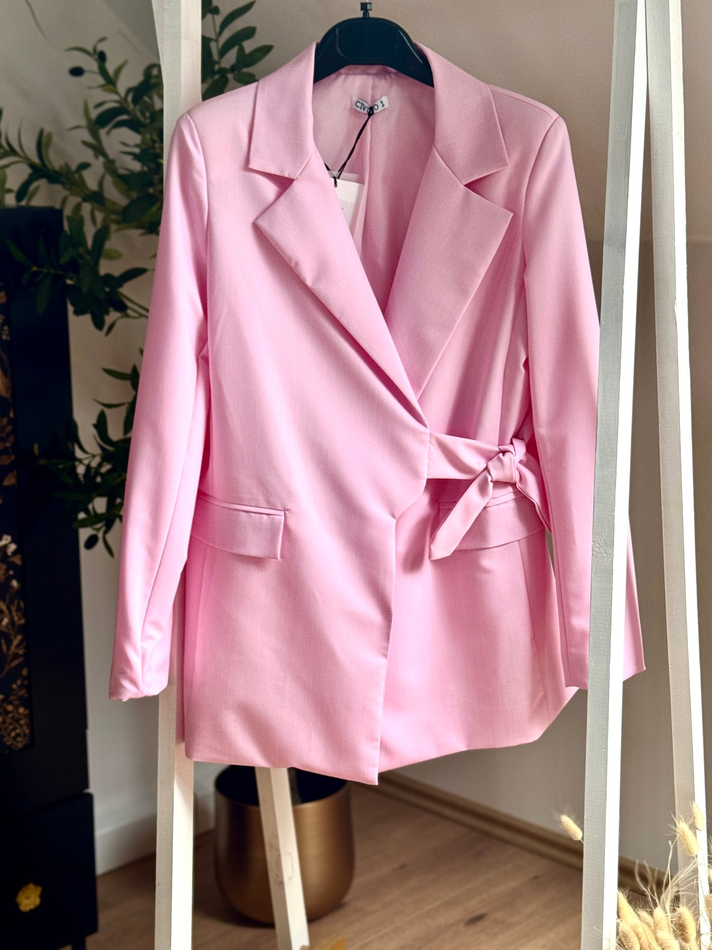 Eleganter Blazer mit Schleifendetail – in Schwarz & Rosa erhältlich