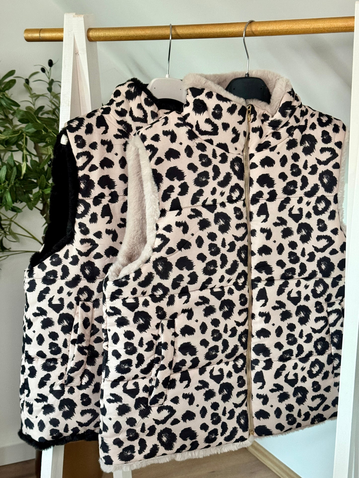 Leopardenprint Weste – Flauschig, Warm & Stylisch