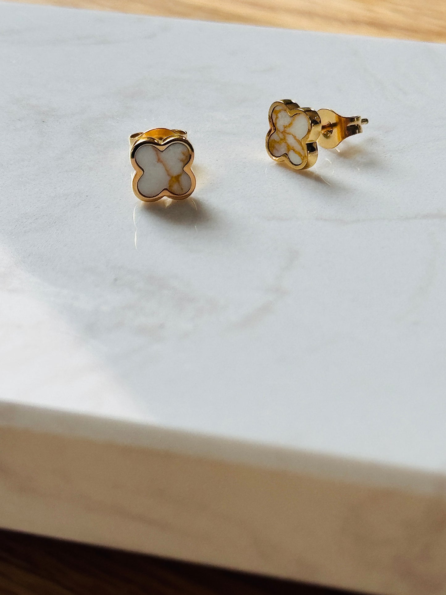 White-Gold Clover Ohrstecker | 18K vergoldet