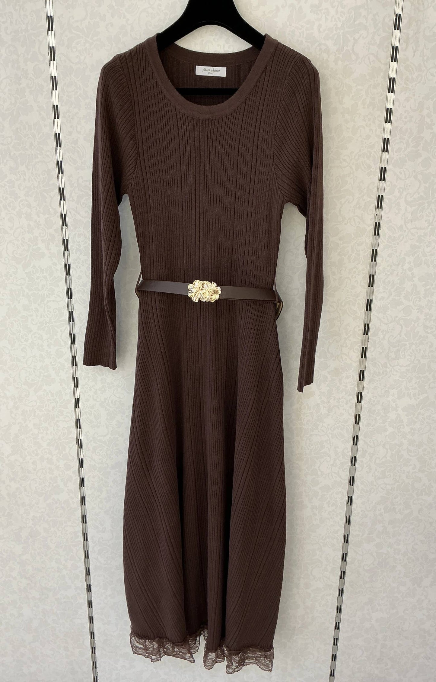 Langes Strickkleid mit Schmuckgürtel [10660]