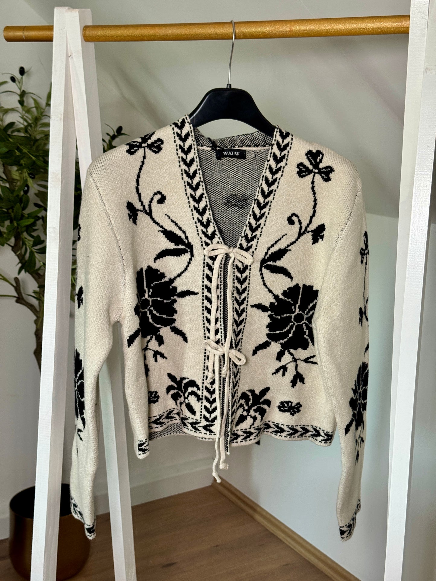 Strickjacke mit Blumenmuster & Bindeband – Schwarz oder Beige