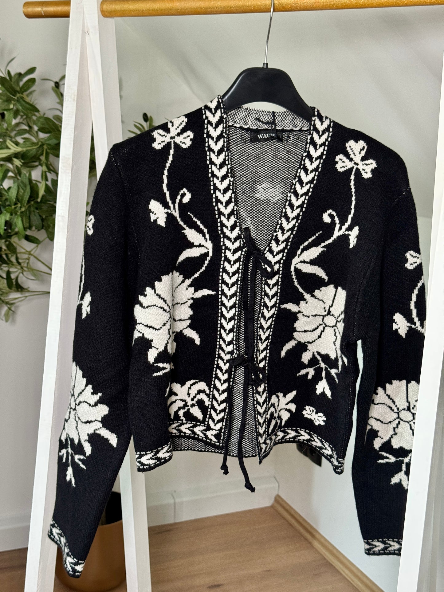 Strickjacke mit Blumenmuster & Bindeband – Schwarz oder Beige
