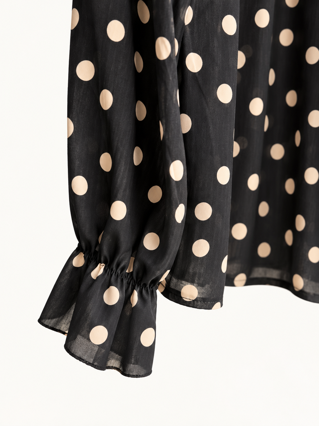 Polka Dot Statement Bluse mit Schleifenkragen und Volantärmeln