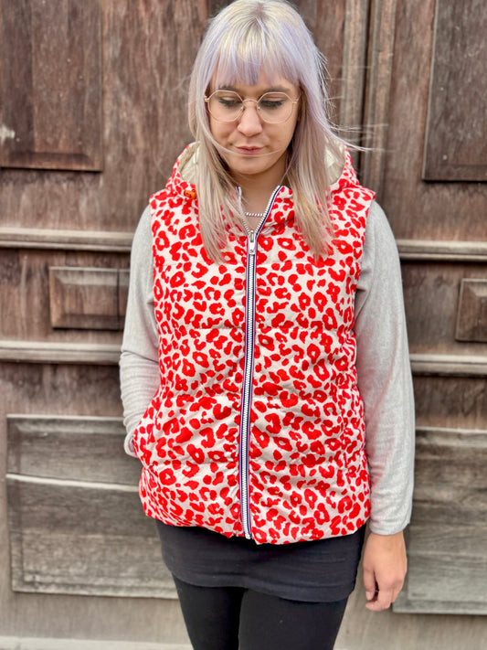 Weste mit rotem Leo-Print – Trendige Damen Weste mit Kapuze