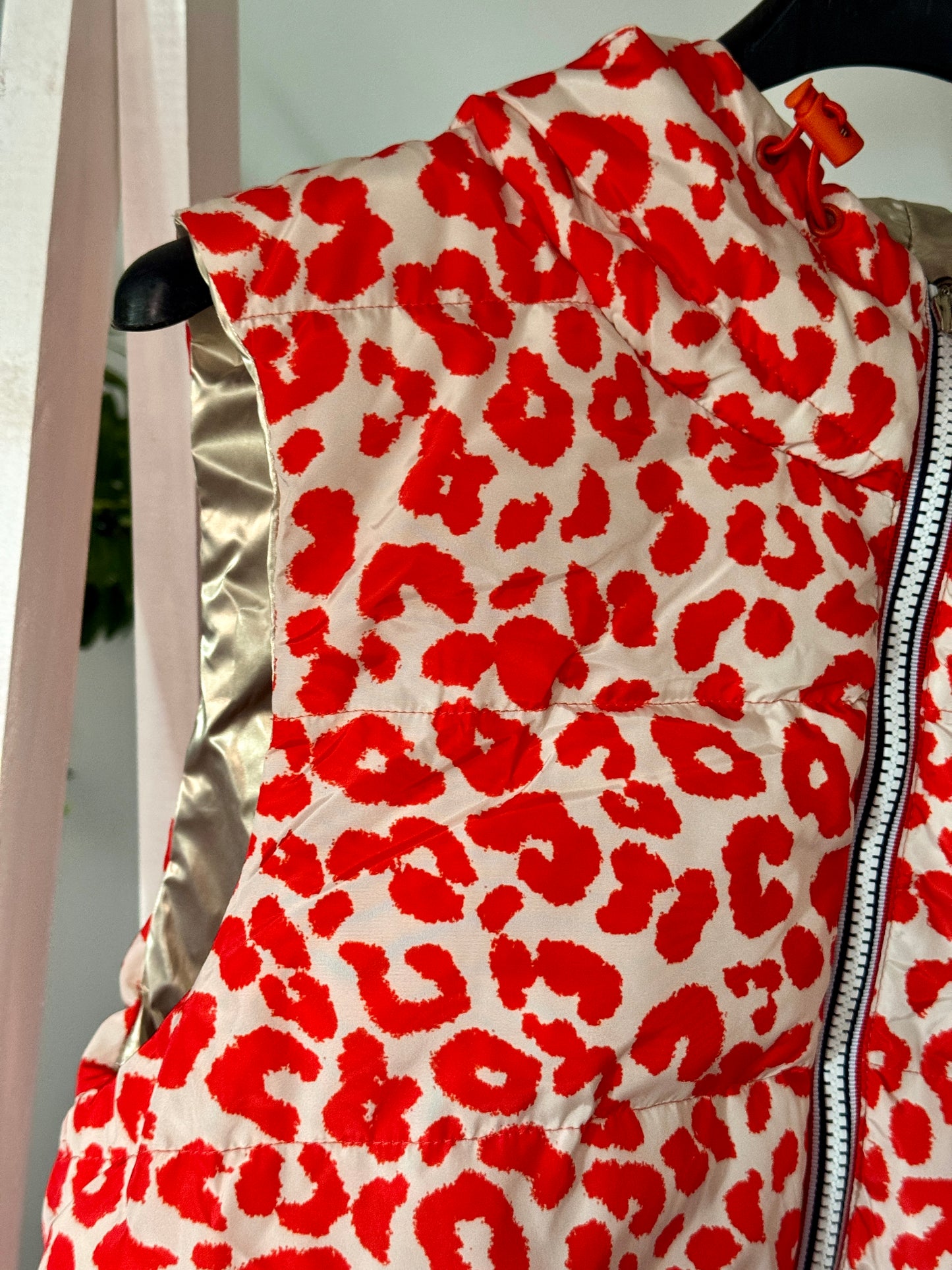Weste mit rotem Leo-Print – Trendige Damen Weste mit Kapuze