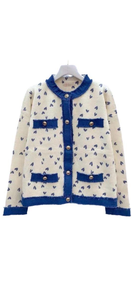 Herzchen Cardigan „Sweet Elegance“ – Weiß mit Goldknöpfen & hellblauen Details