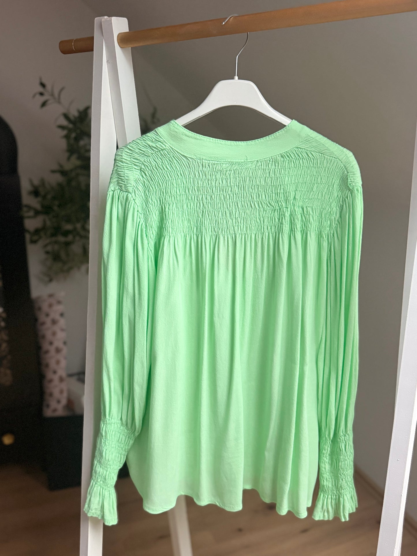 Leichte Viskose Bluse mit Smokdetails – Mintgrün | Made in Italy