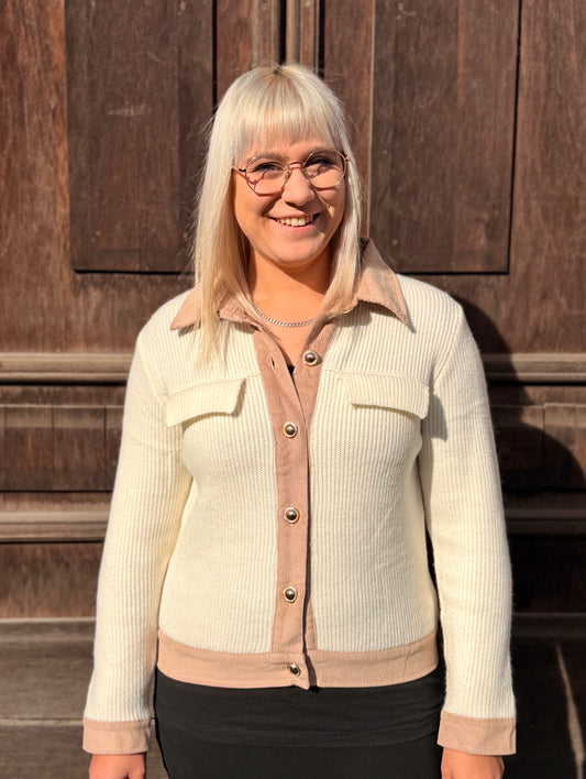 Cardigan „Soft Contrast“ – Cremeweiß mit Beigedetails & Goldknöpfen
