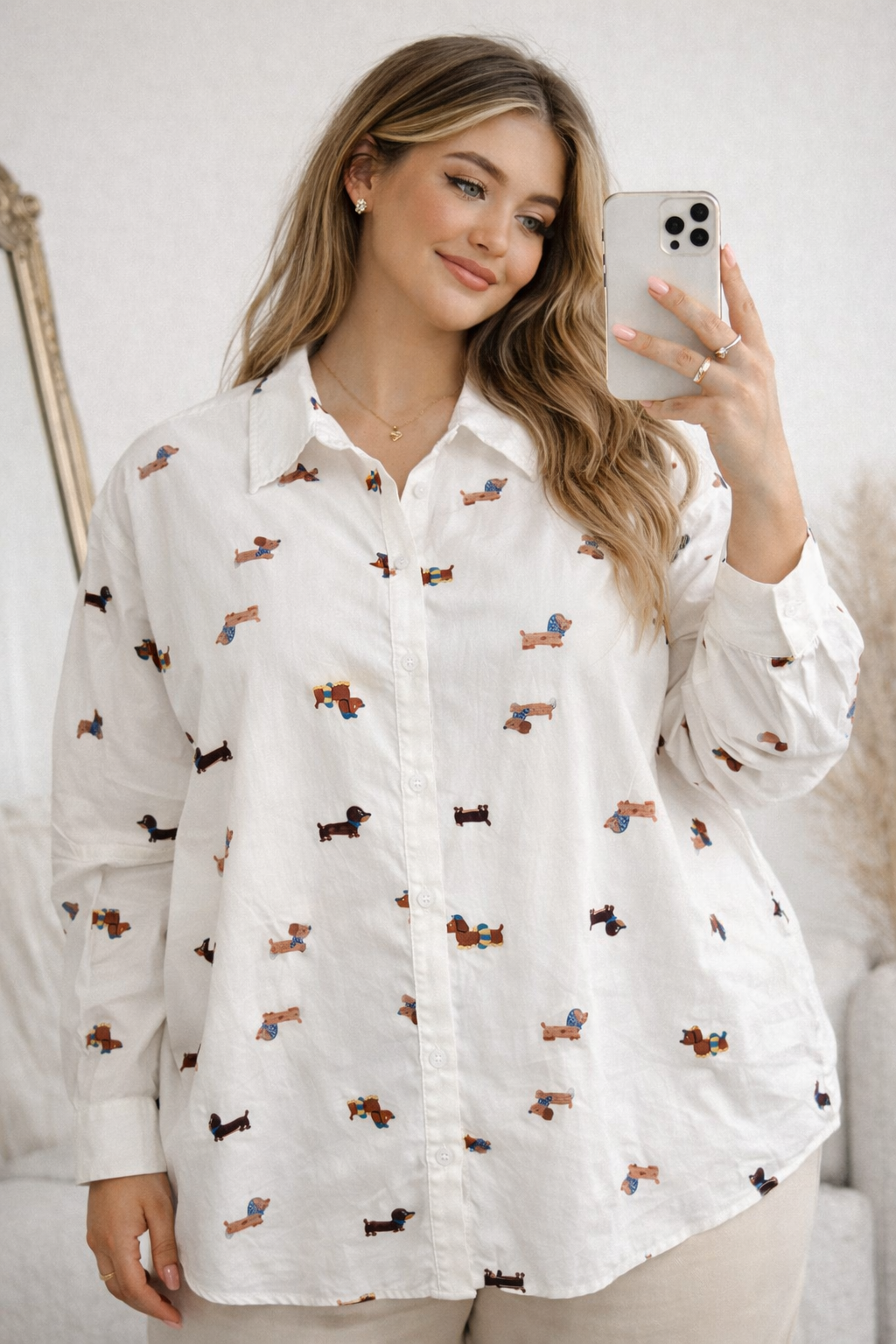 Dackel Print Bluse – Weiße Oversize Baumwollbluse mit verspieltem Hunde-Muster
