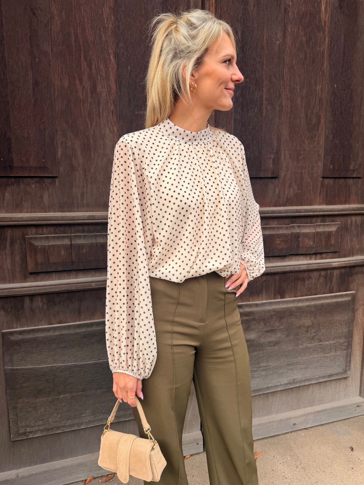 Elegante Polka-Dot Bluse mit Stehkragen – Luftig, feminin & figurumspielen