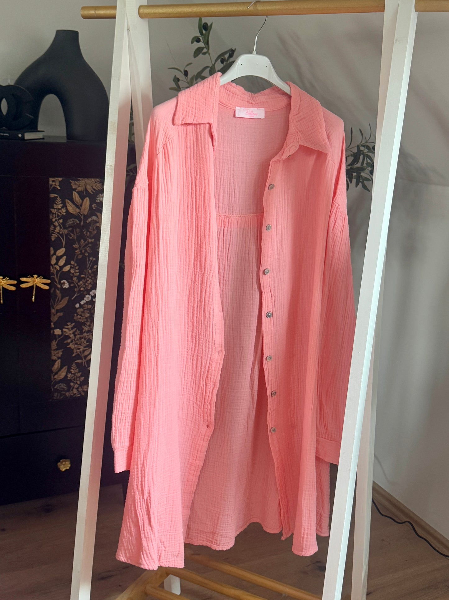 SOFT GLOW – Lange Musselinbluse mit Hemdkragen