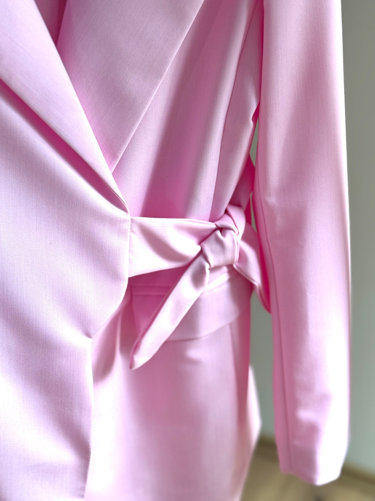Eleganter Blazer mit Schleifendetail – in Schwarz & Rosa erhältlich