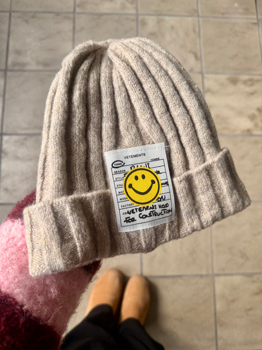 Rippstrick Beanie „Smiley Edition“ – Oversize Look | Soft Knit