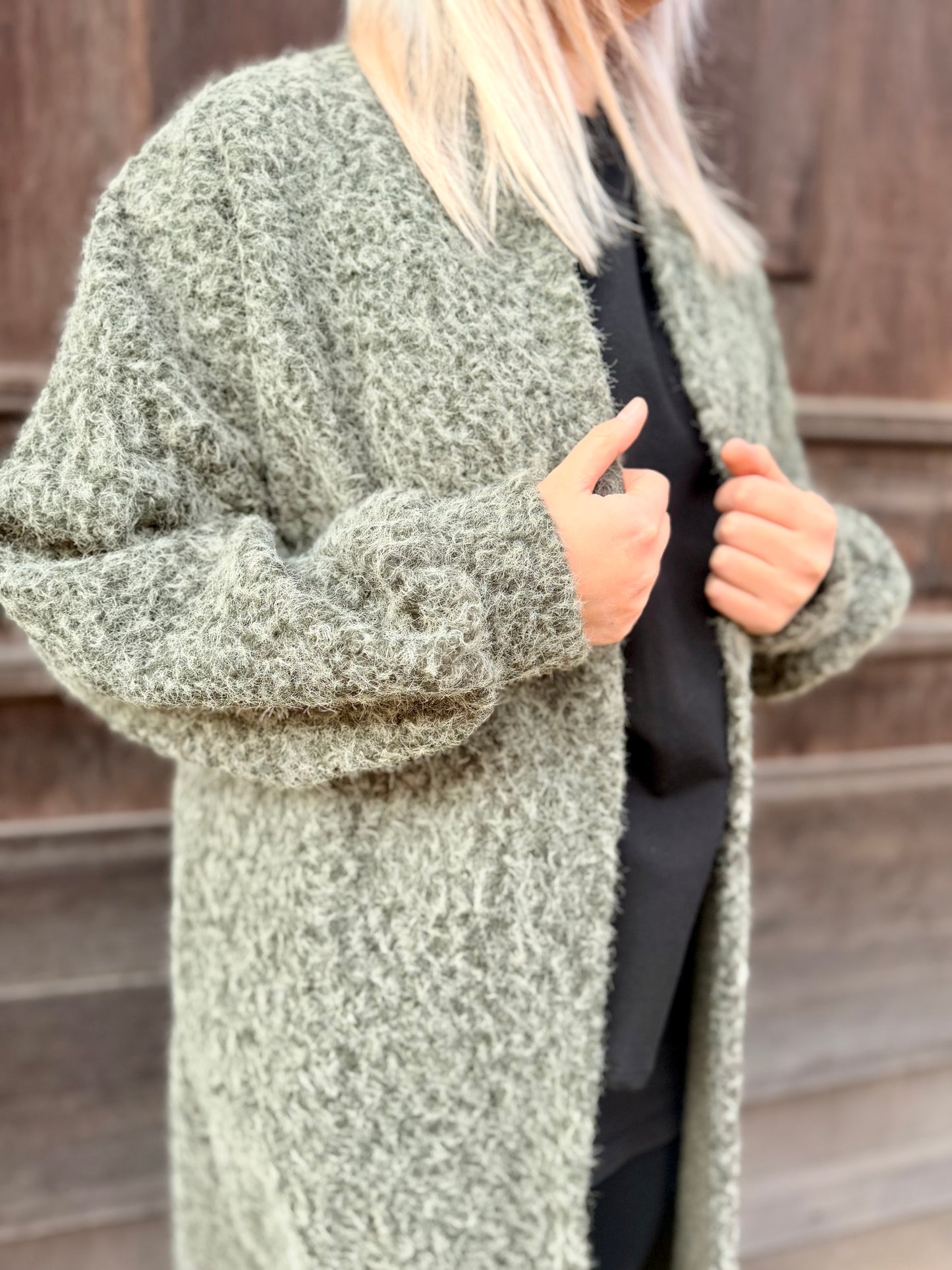 “Cozy Chic” – Oversized Mantel in Trendfarben | Damenmantel in Schwarz, Oliv & Camel