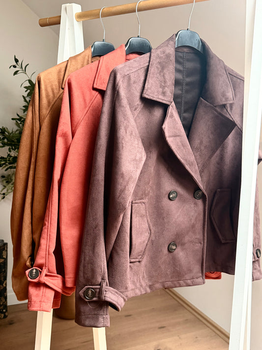 Kurze Wildleder-Optik Jacke mit Knöpfen – in drei Farben