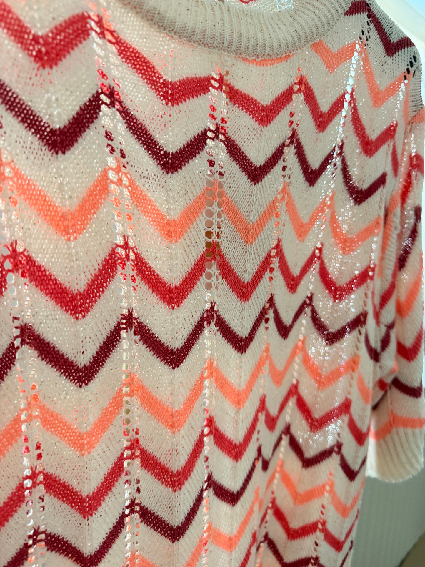 Boho Zickzack Strickpullover – Sommer Knit in Coral & Cream