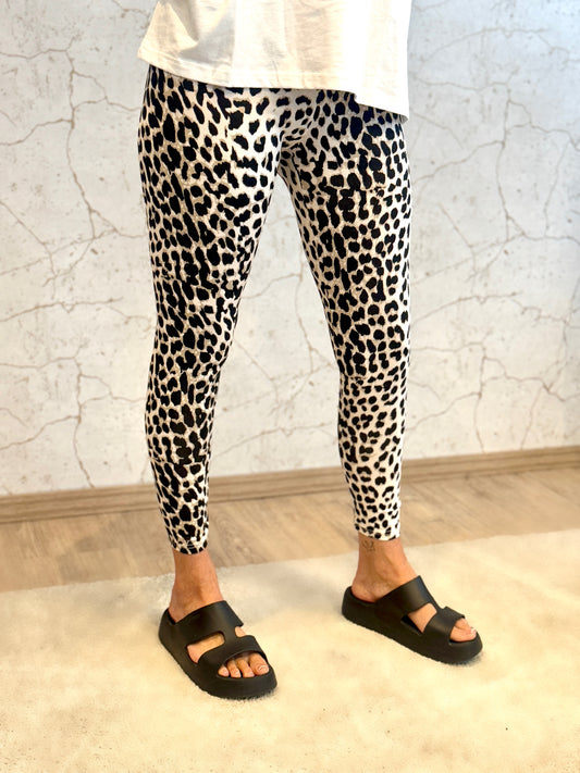 Wild Chic: High Waist Leggings im Leo-Look