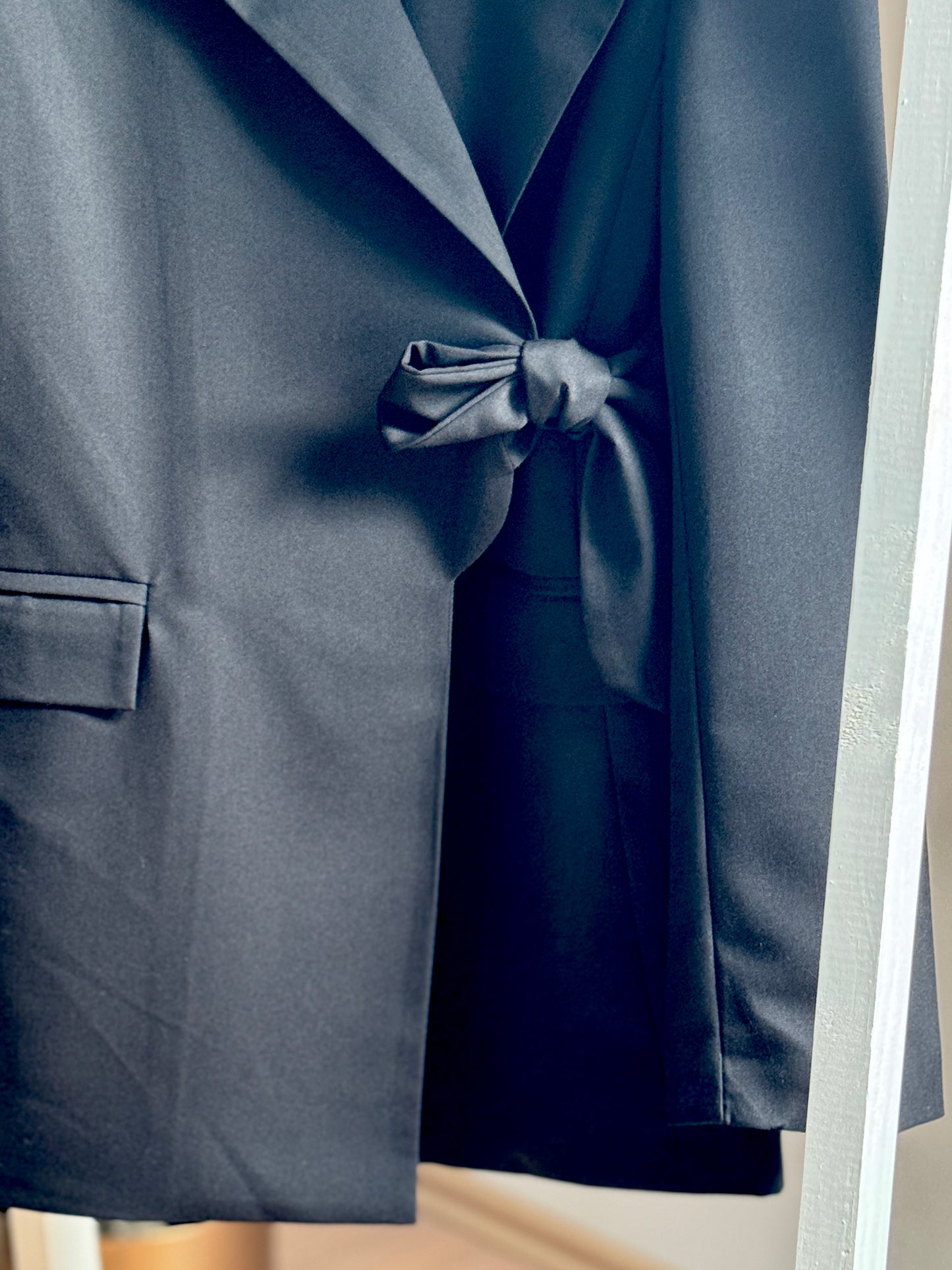 Eleganter Blazer mit Schleifendetail – in Schwarz & Rosa erhältlich